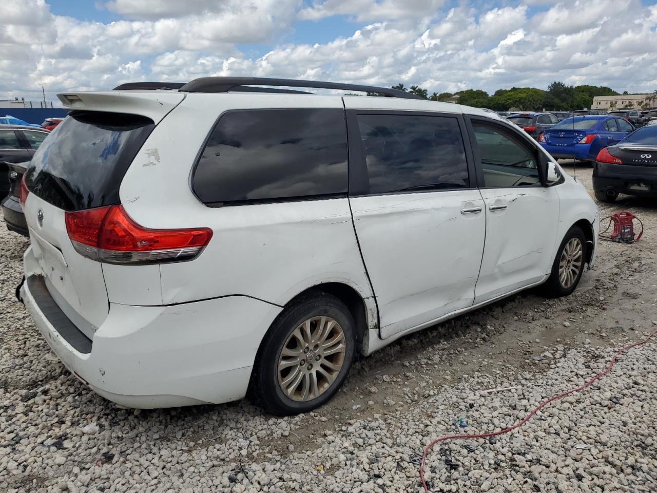 Toyota Sienna Xle Image 2