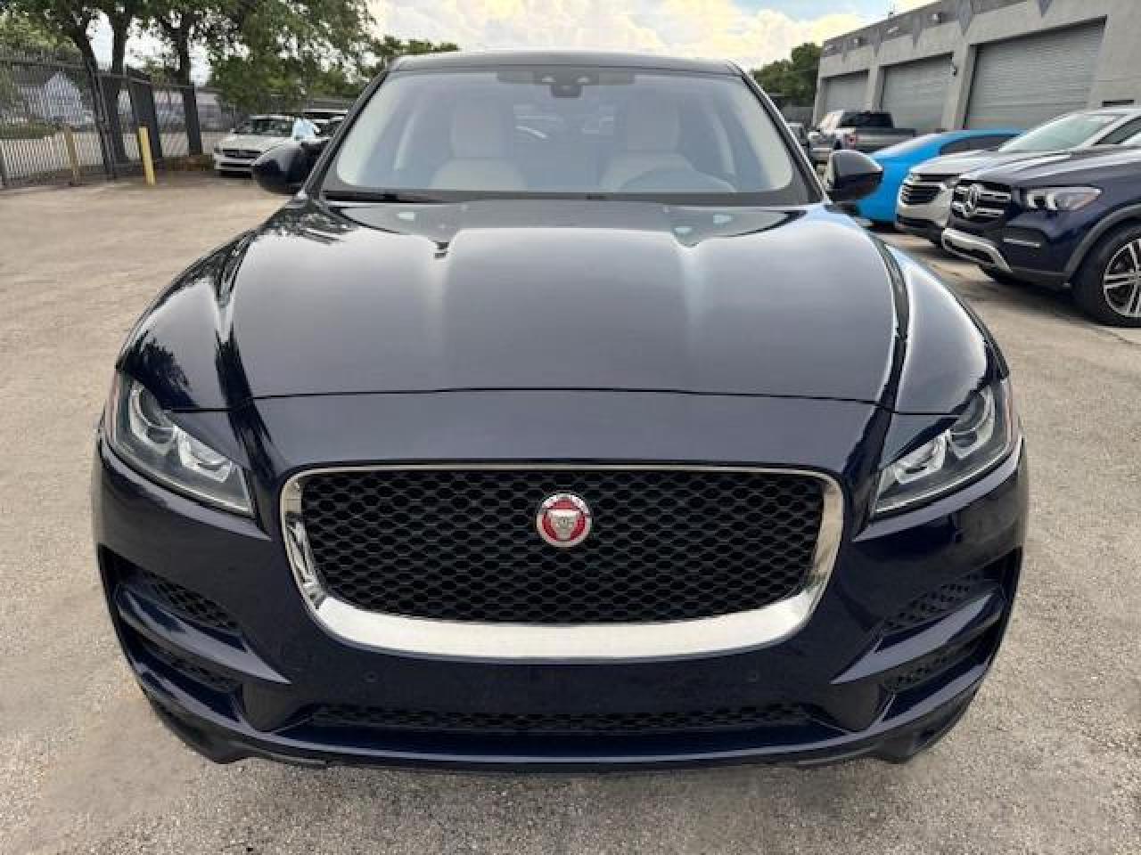 Jaguar F-PACE Premium Image 8