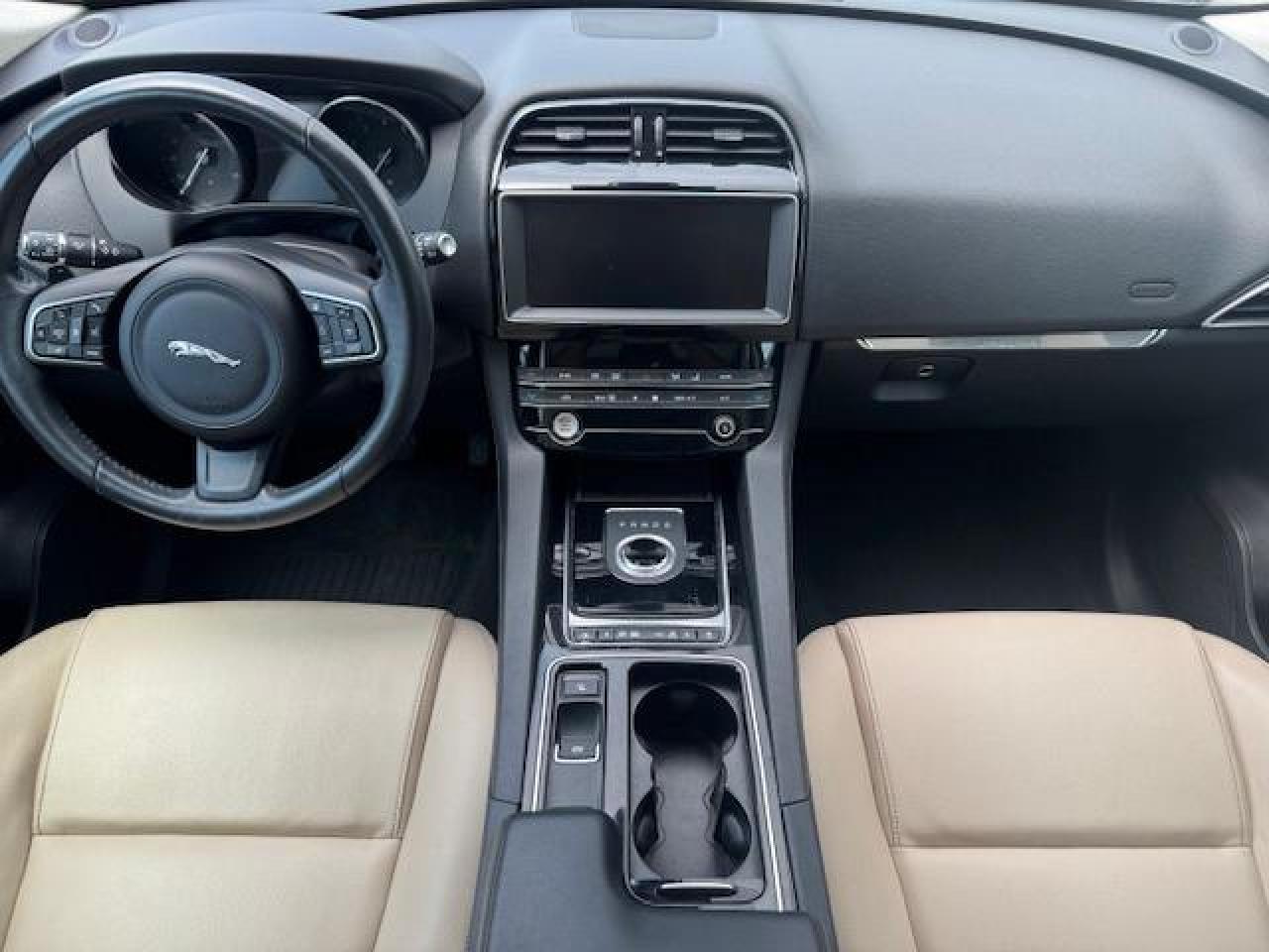 Jaguar F-PACE Premium Image 15