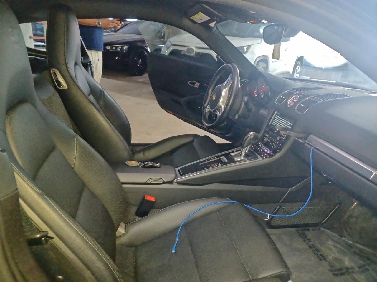 Porsche Cayman Image 3