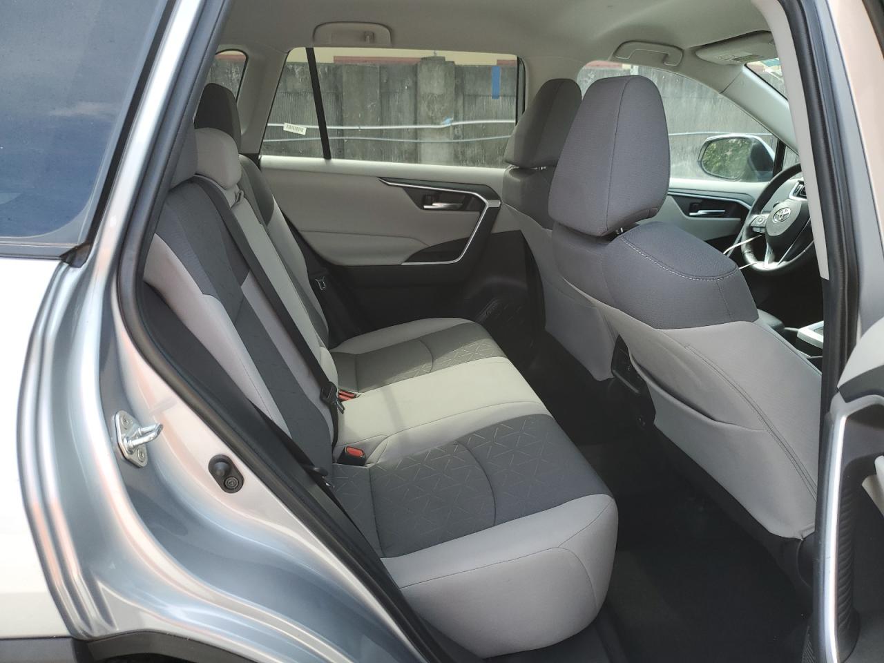 Toyota RAV4 Xle Image 4