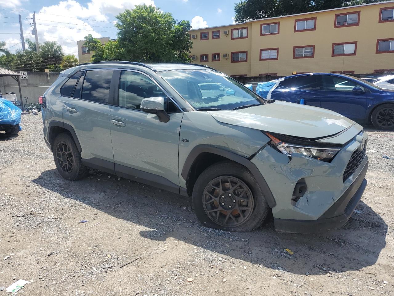 Toyota RAV4 Xle Image 3