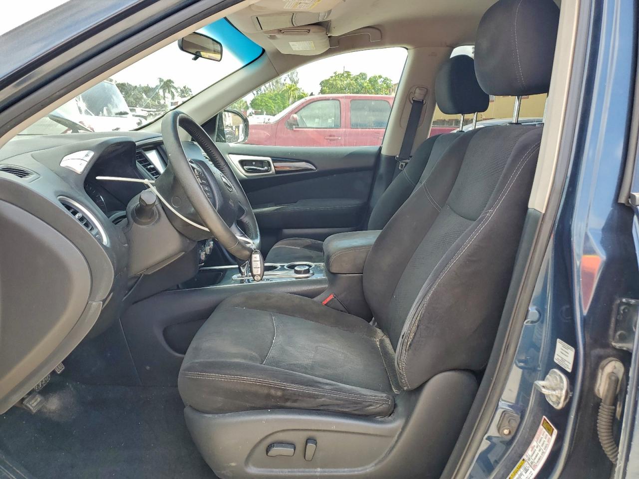 Nissan Pathfinder S Image 4