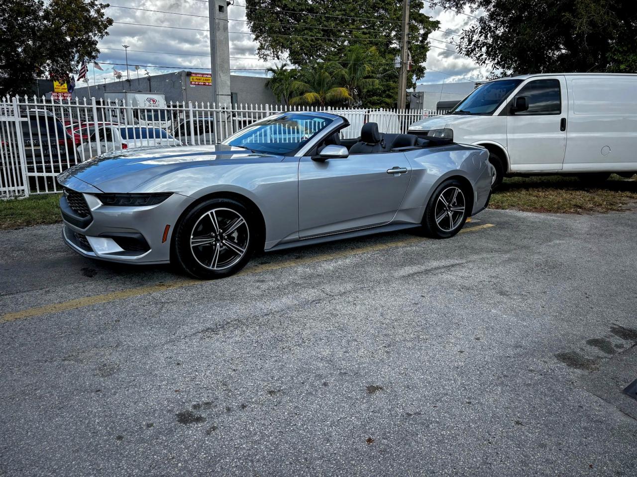 Ford Mustang Image 6