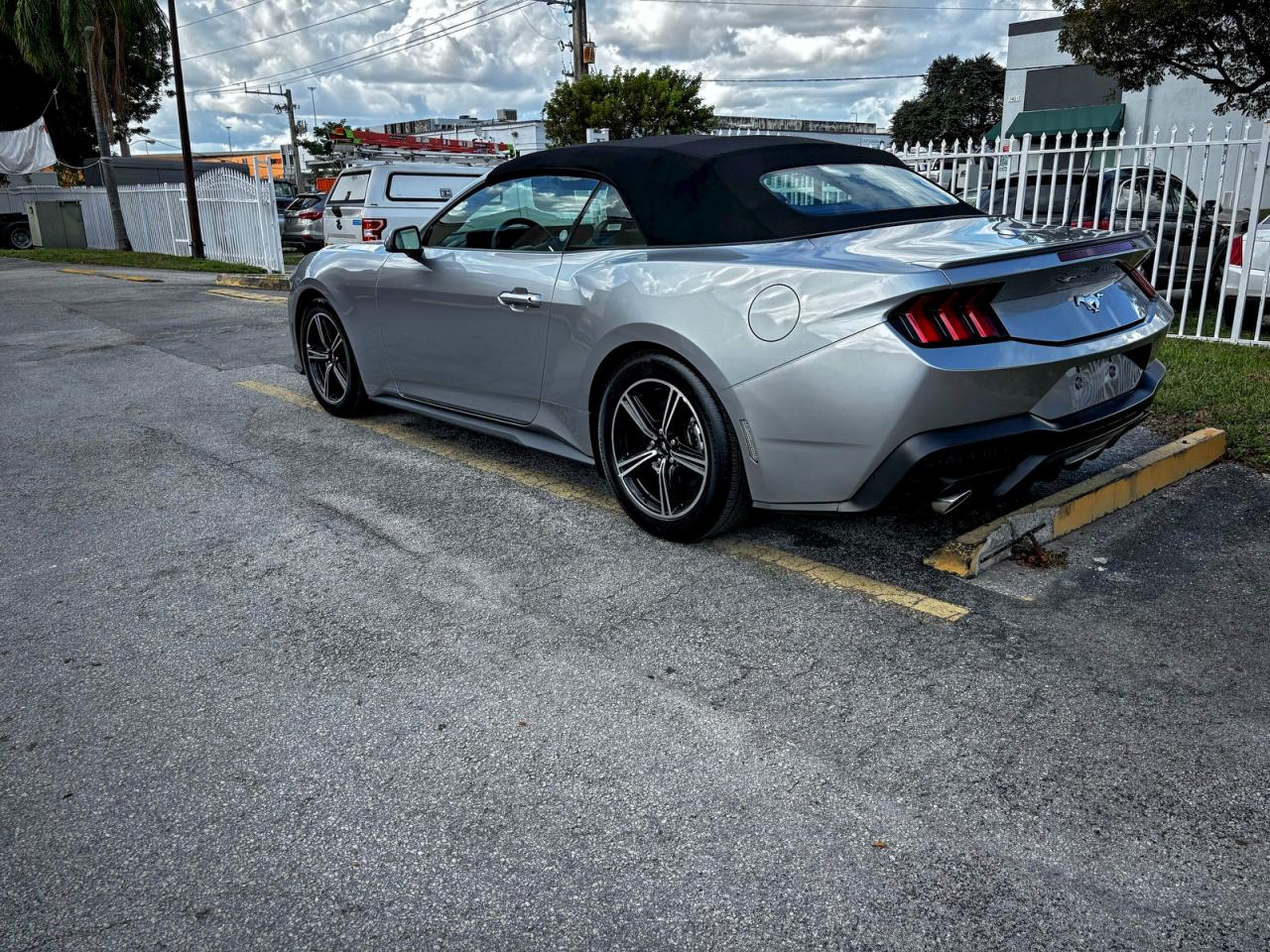 Ford Mustang Image 4