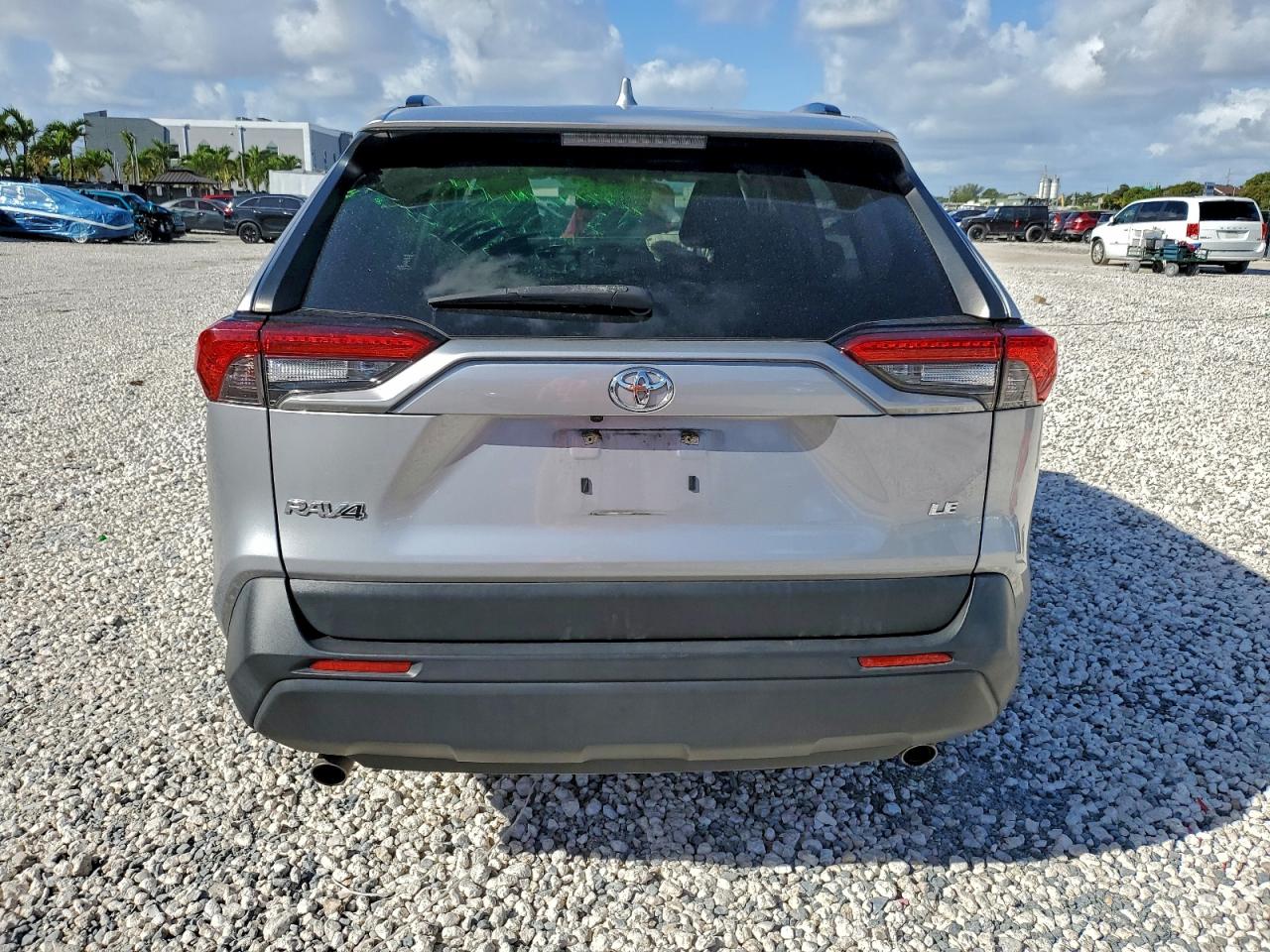 Toyota RAV4 Le Image 6