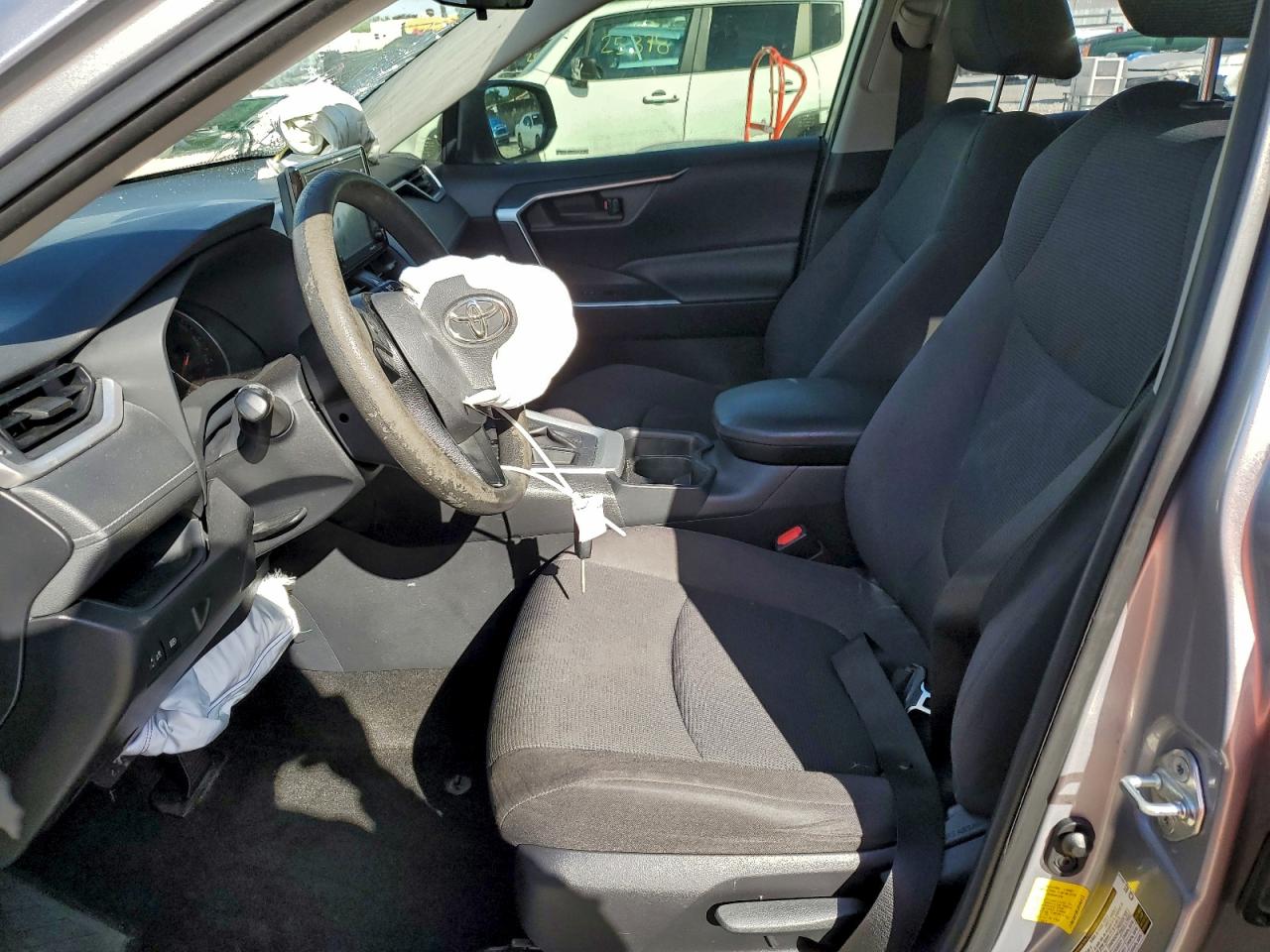 Toyota RAV4 Le Image 3