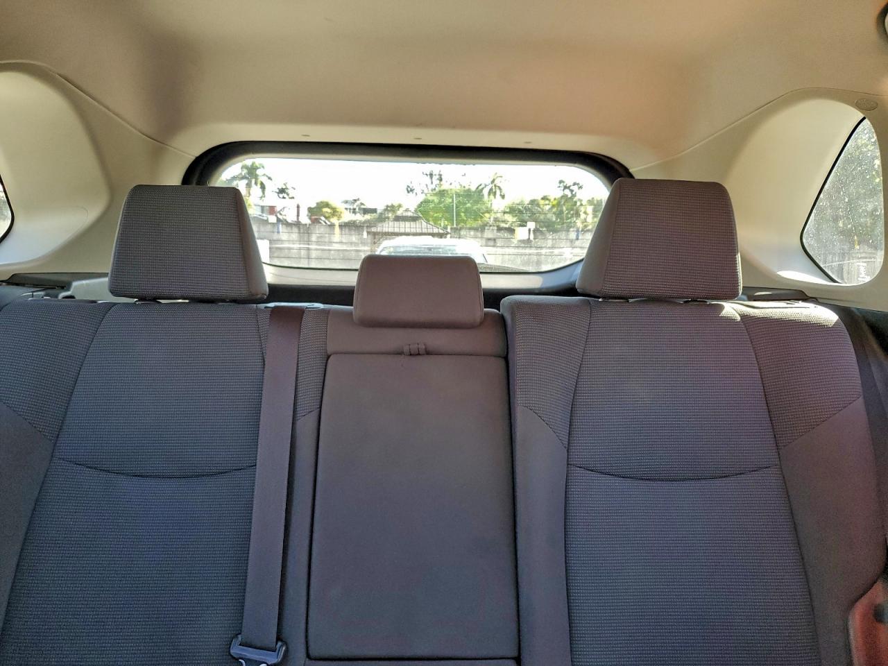 Toyota RAV4 Le Image 4