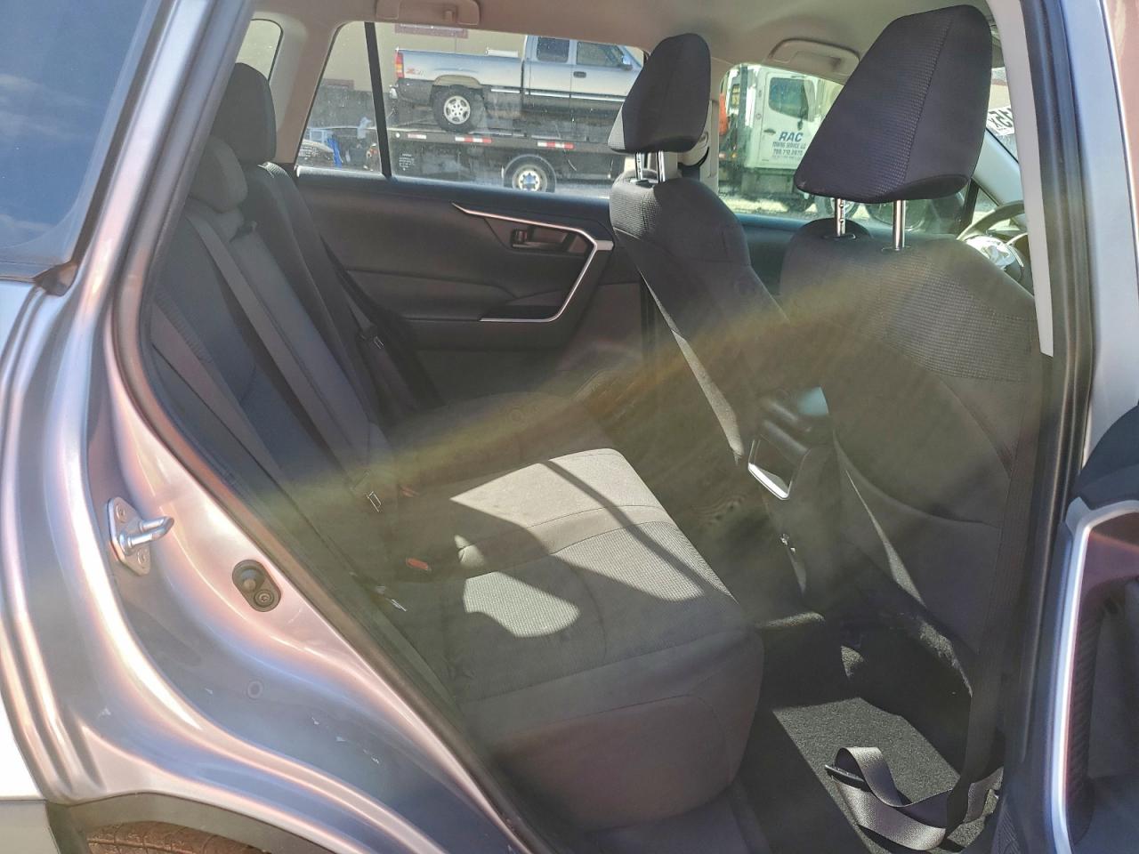 Toyota RAV4 Le Image 9