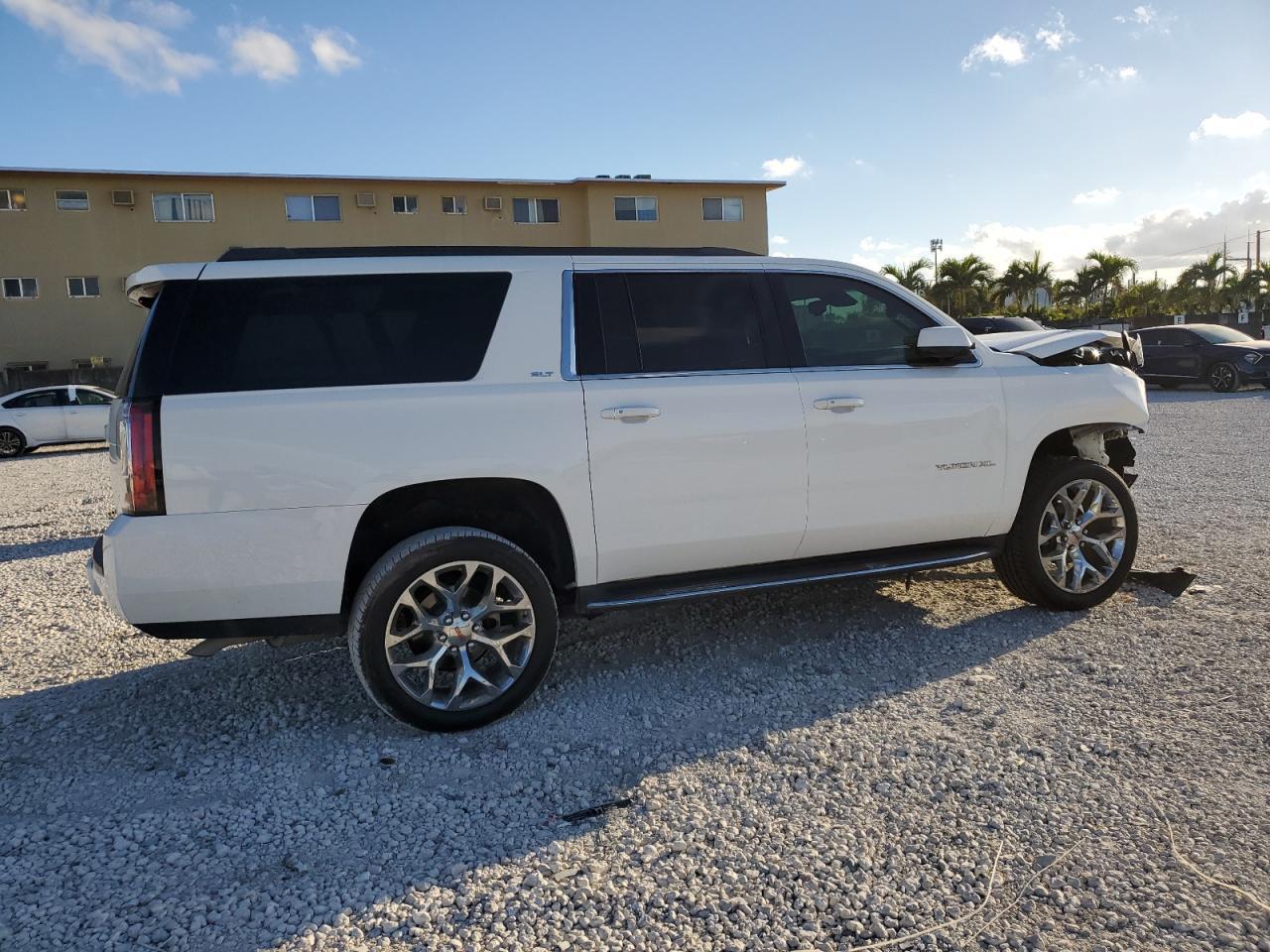 GMC Yukon C1500 Slt Image 3
