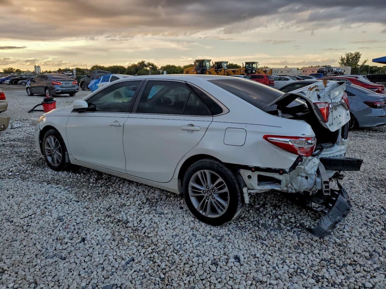 Toyota Camry Le Image 5