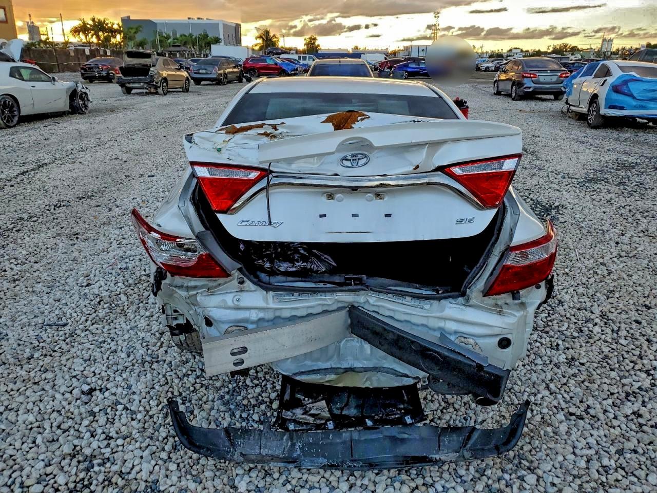 Toyota Camry Le Image 13