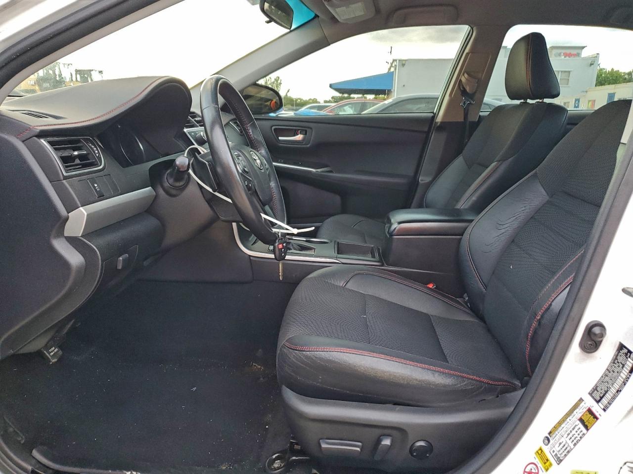 Toyota Camry Le Image 7