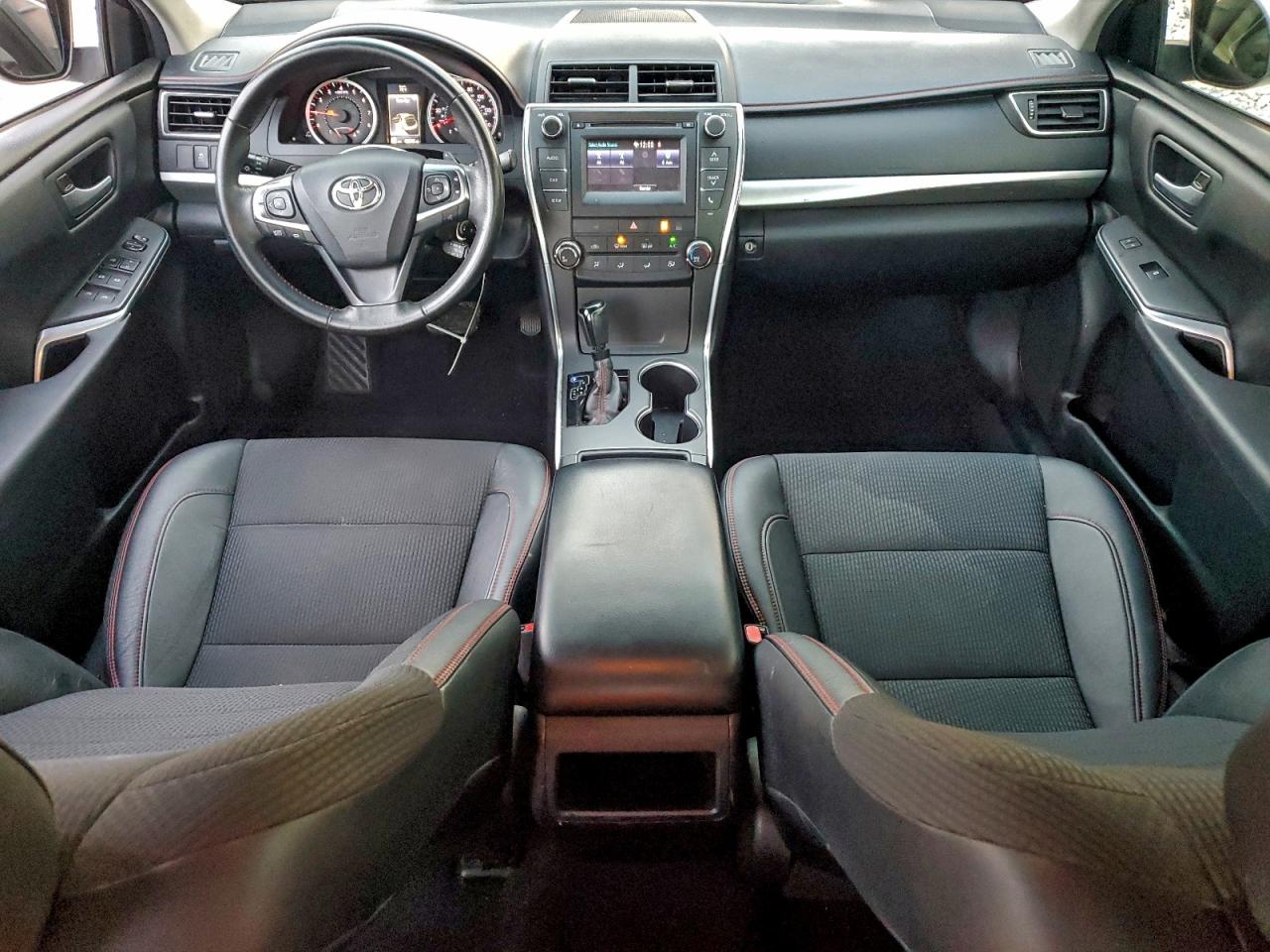 Toyota Camry Le Image 6