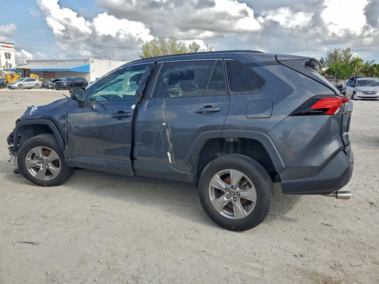 Toyota RAV4 Xle Image 3