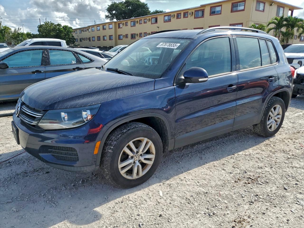 Volkswagen Tiguan S Image 1
