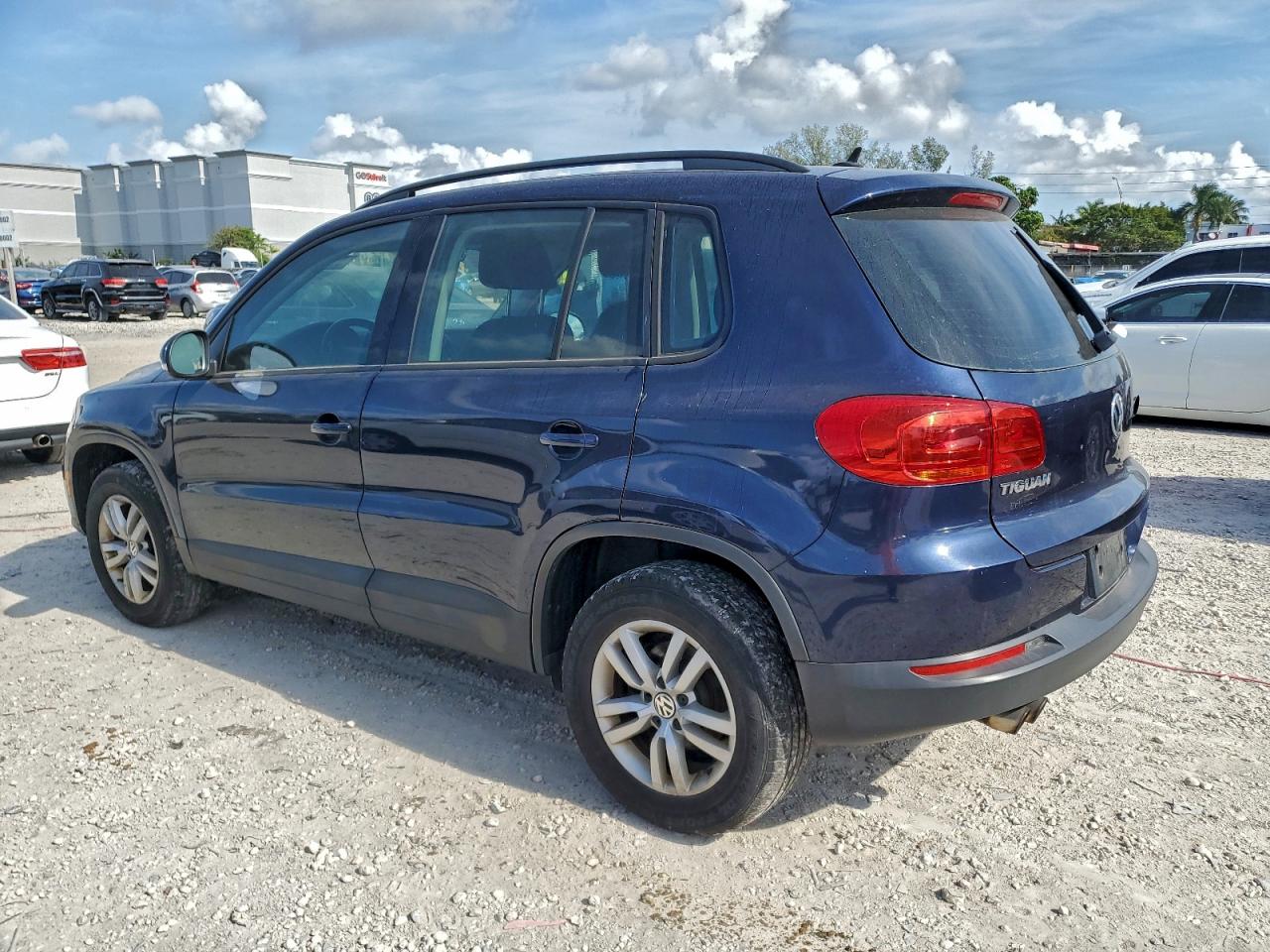 Volkswagen Tiguan S Image 3