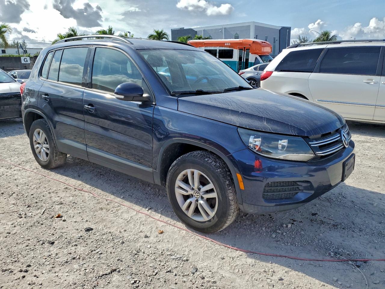 Volkswagen Tiguan S Image 9