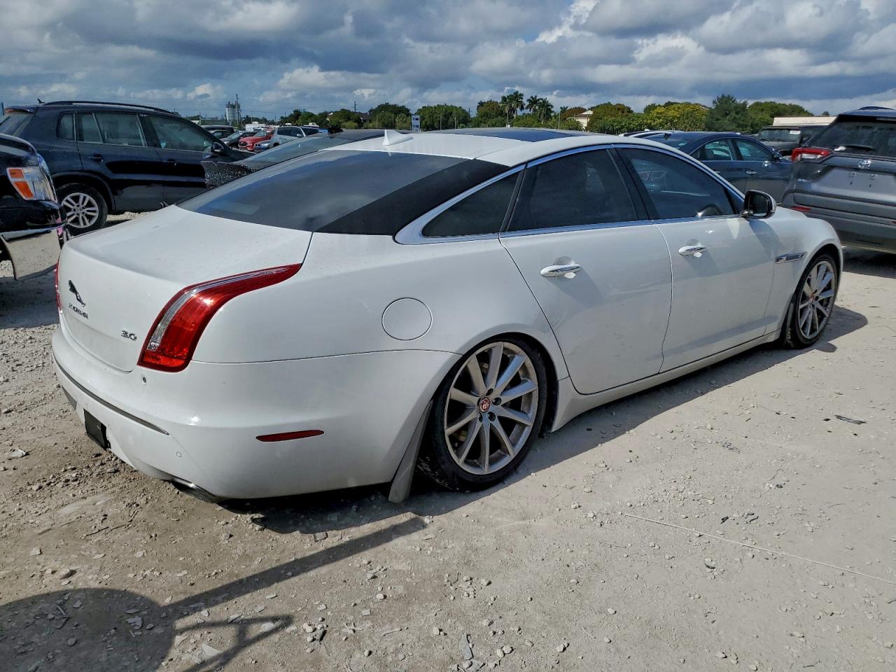 Jaguar XJ Image 5