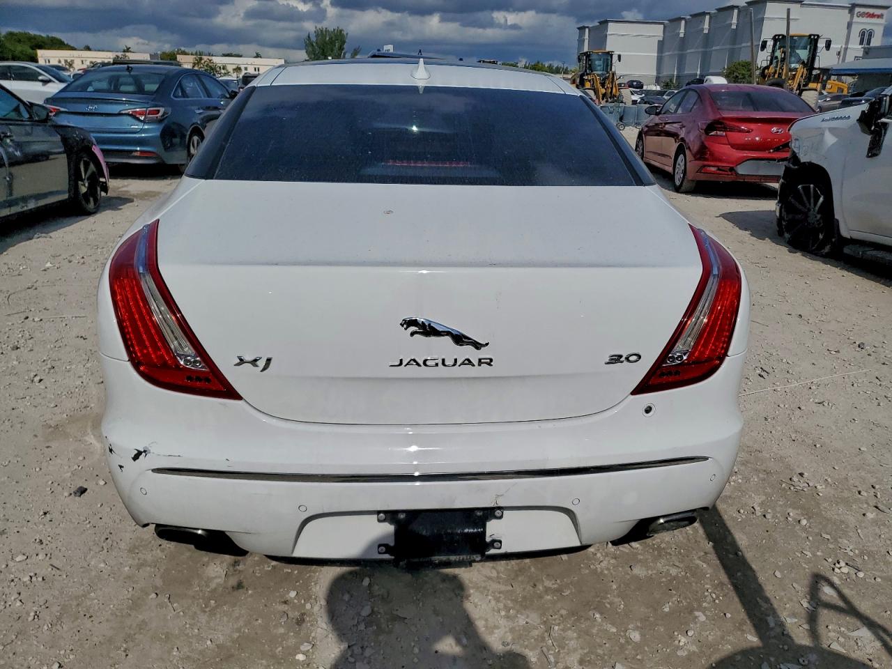 Jaguar XJ Image 4