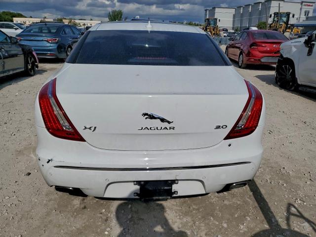 Jaguar XJ Image 4