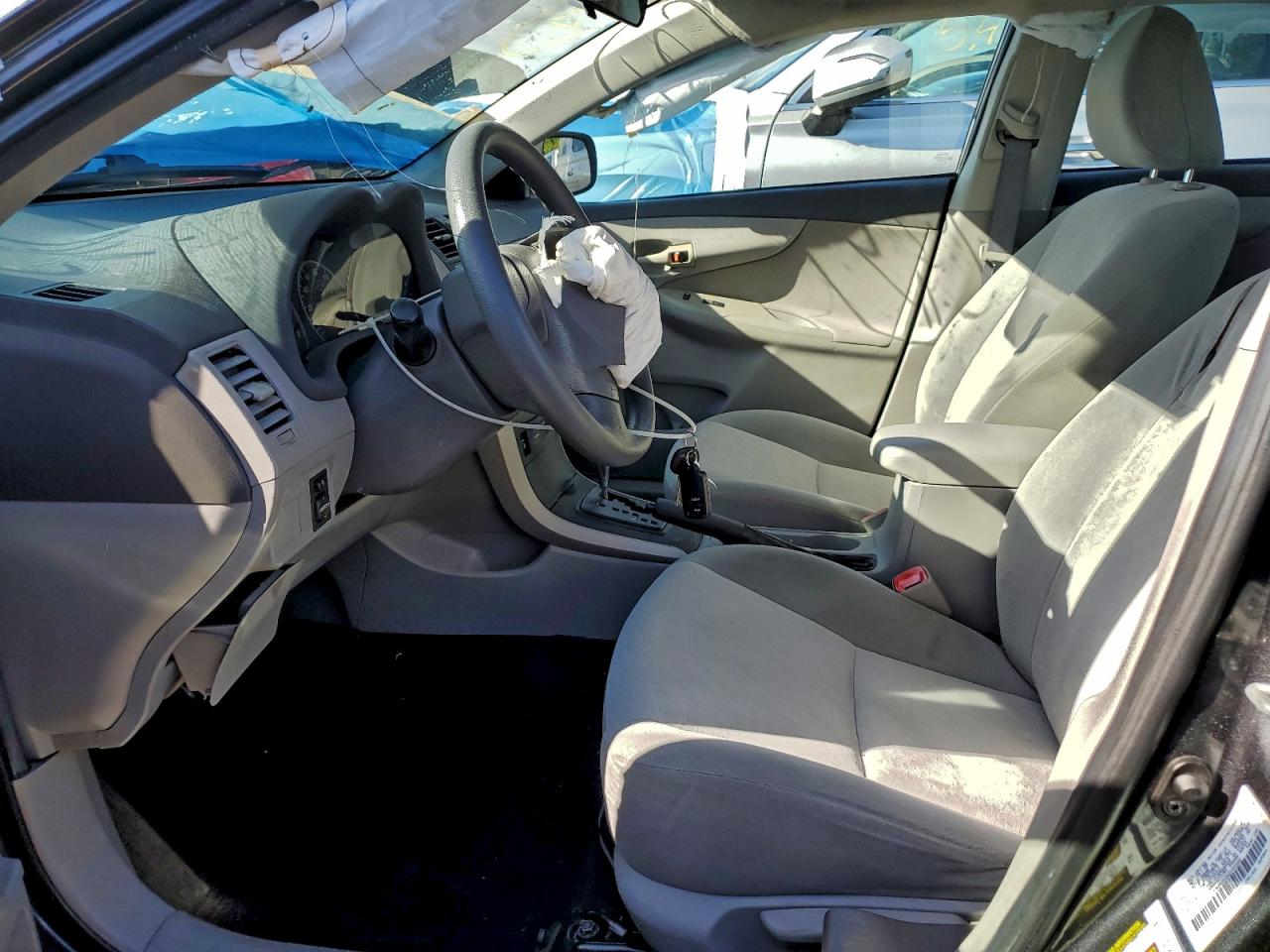 Toyota Corolla Base Image 11