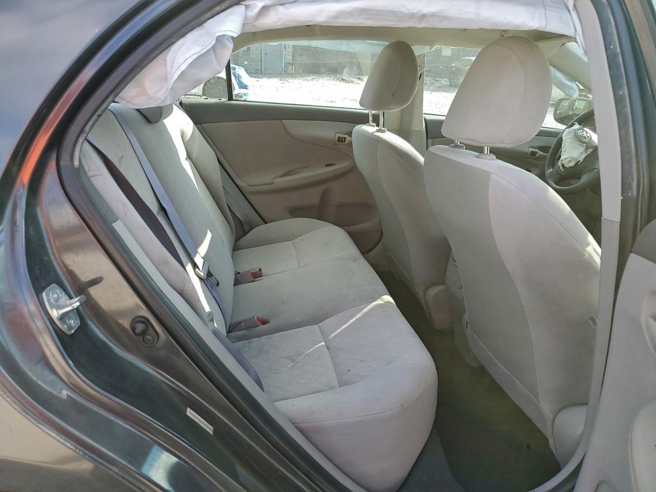 Toyota Corolla Base Image 8