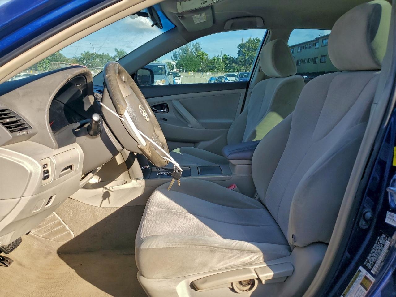 Toyota Camry Base Image 4