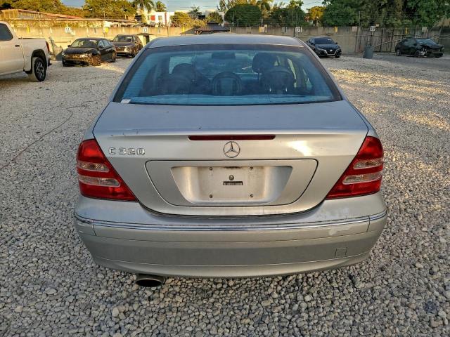 Mercedes-Benz C-Class 320 Image 6