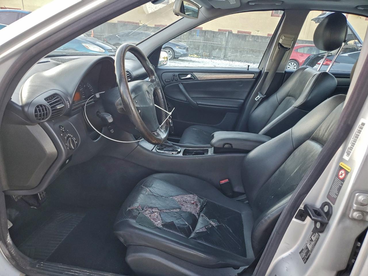 Mercedes-Benz C-Class 320 Image 9