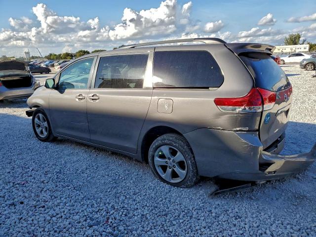 Toyota Sienna Le Image 2
