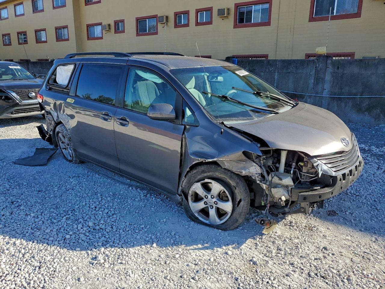 Toyota Sienna Le Image 6