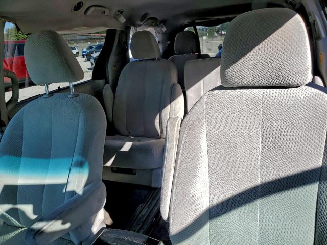 Toyota Sienna Le Image 10