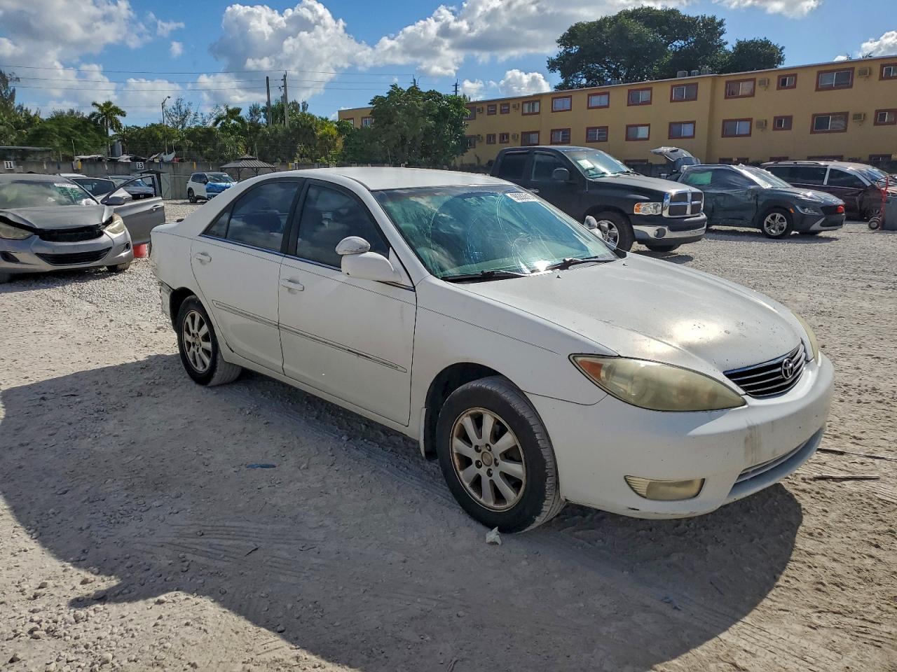 Toyota Camry Le Image 4