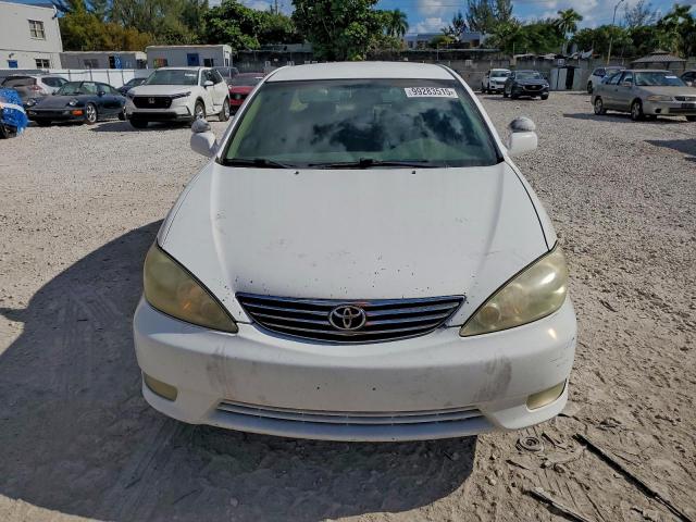 Toyota Camry Le Image 3