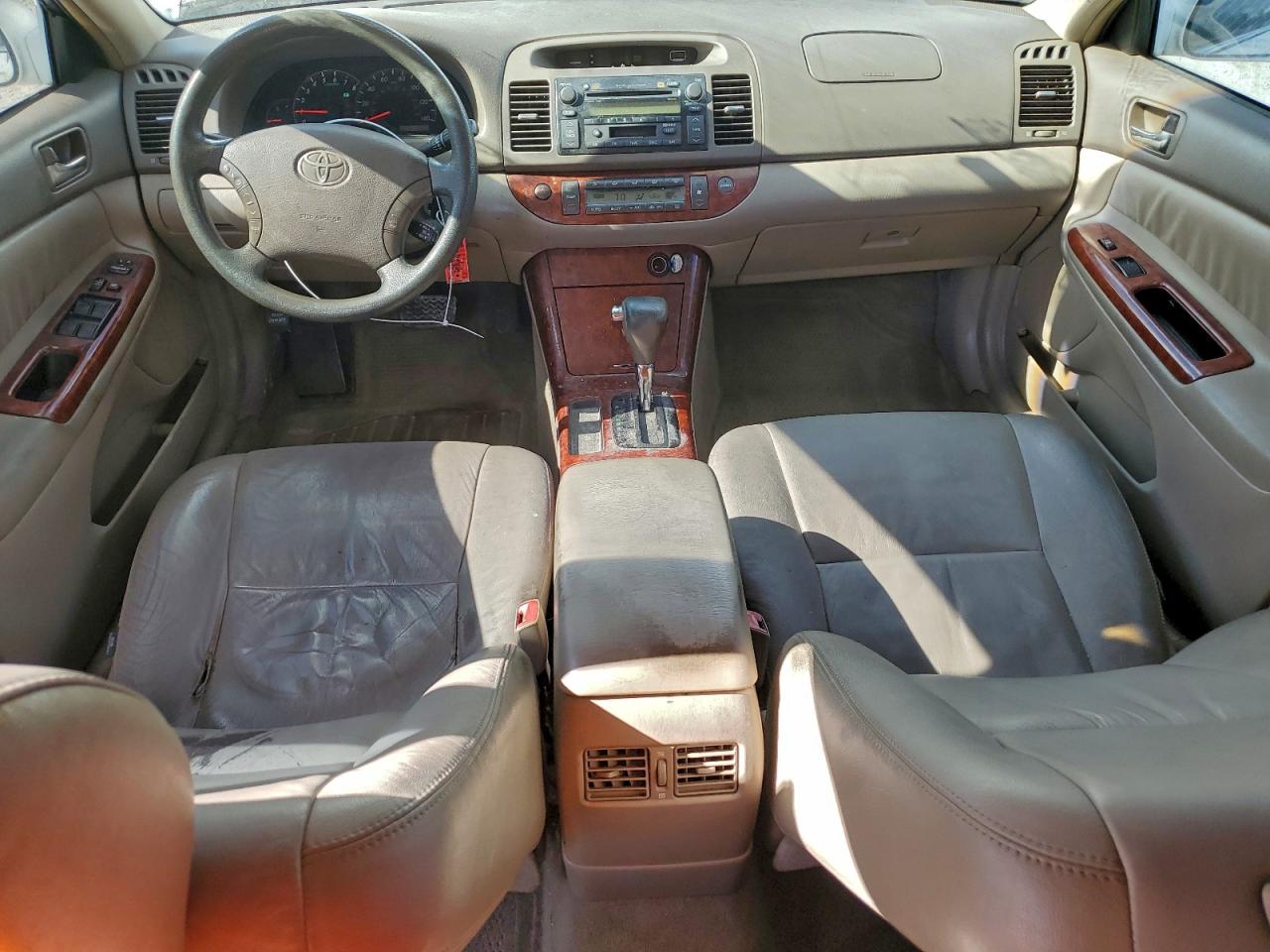 Toyota Camry Le Image 6