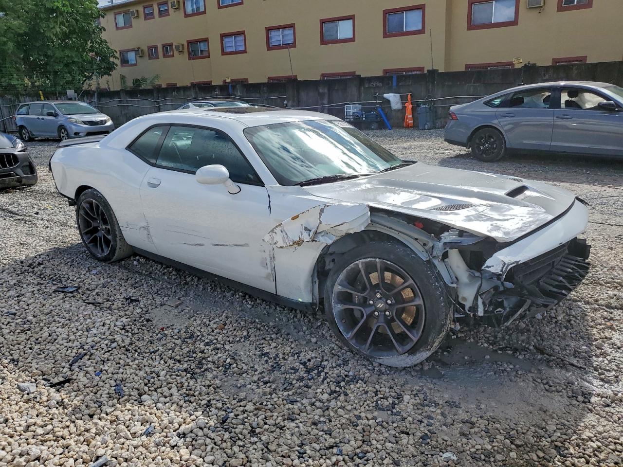 Dodge Challenger R/t Scat Pack Image 3