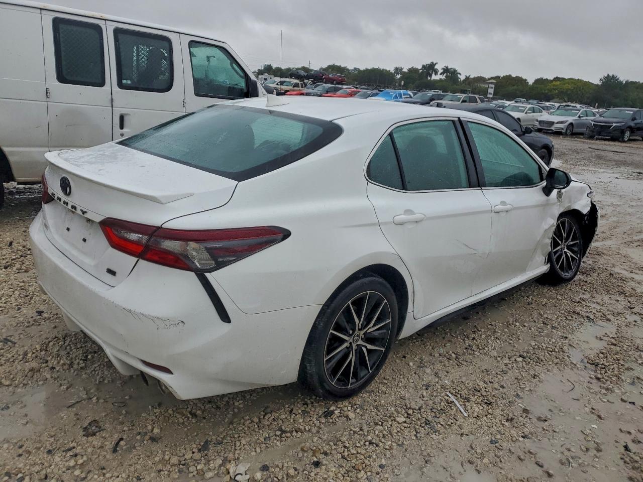 Toyota Camry Se Image 8