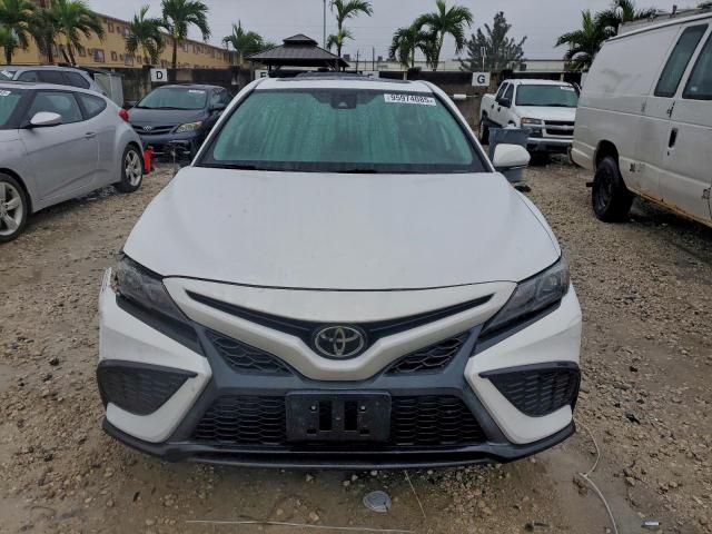 Toyota Camry Se Image 6