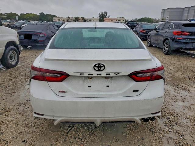 Toyota Camry Se Image 4