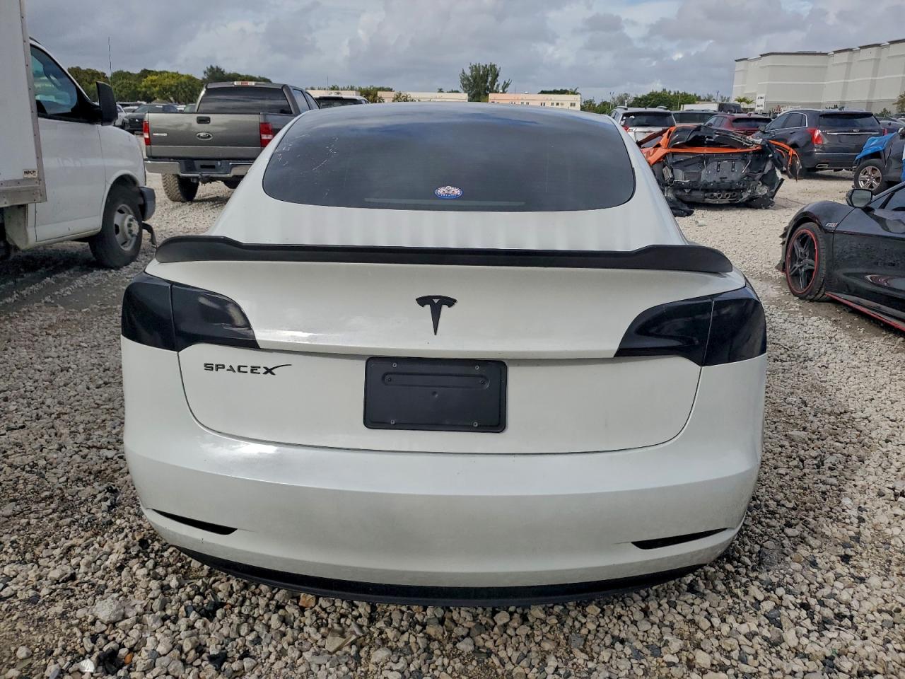 Tesla Model 3 Image 9