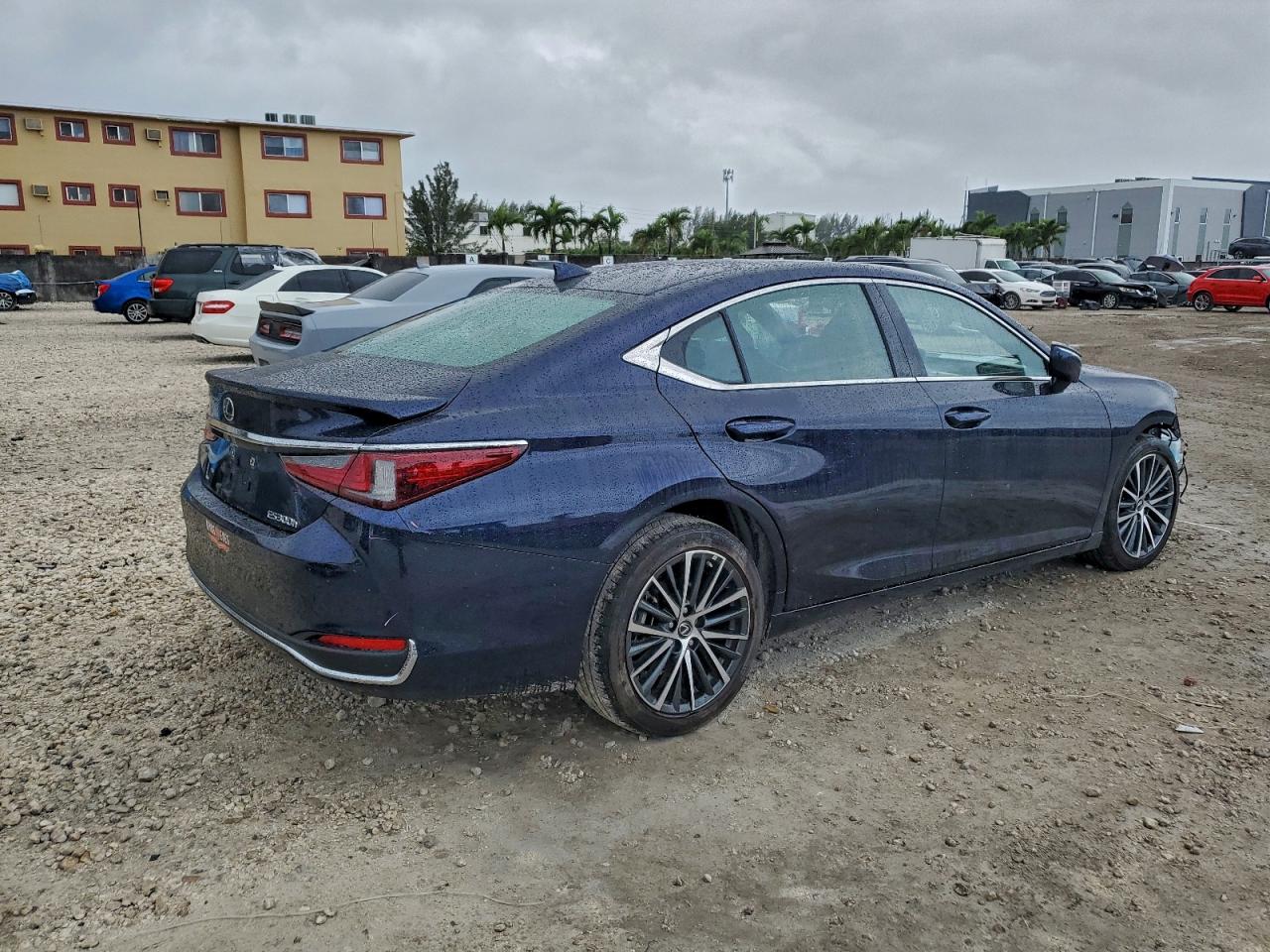 Lexus Es 300h Base Image 3