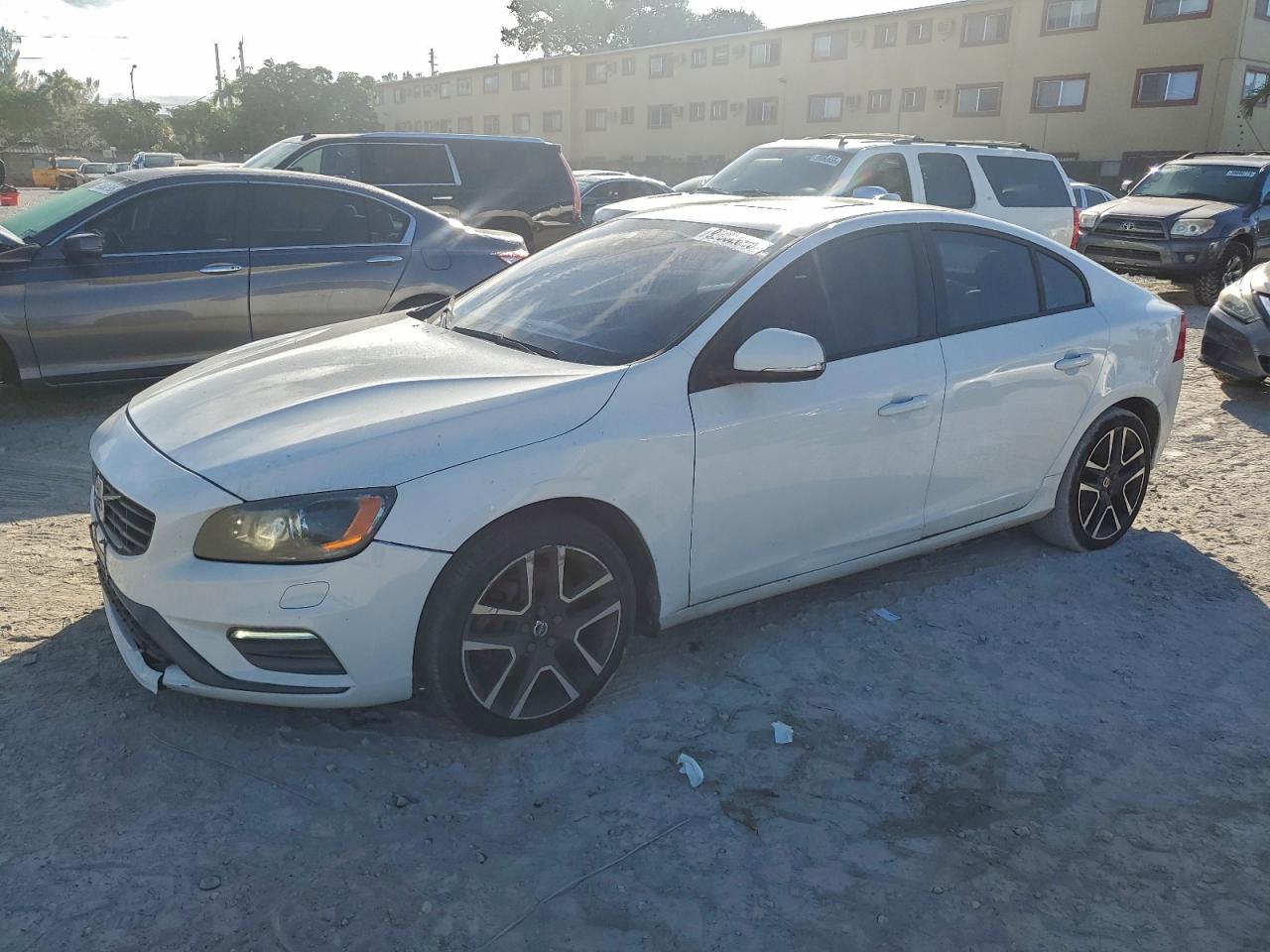 Volvo S60 Dynamic Image 1