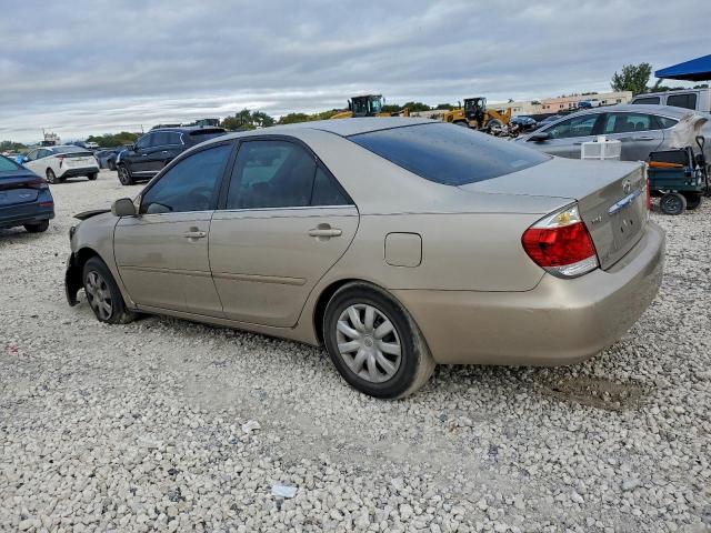 Toyota Camry Le Image 4