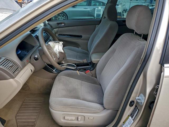 Toyota Camry Le Image 2