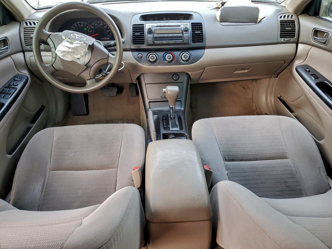 Toyota Camry Le Image 11