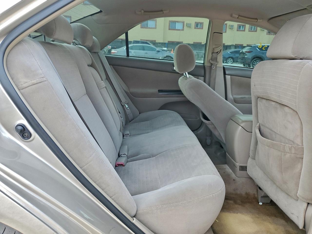 Toyota Camry Le Image 7