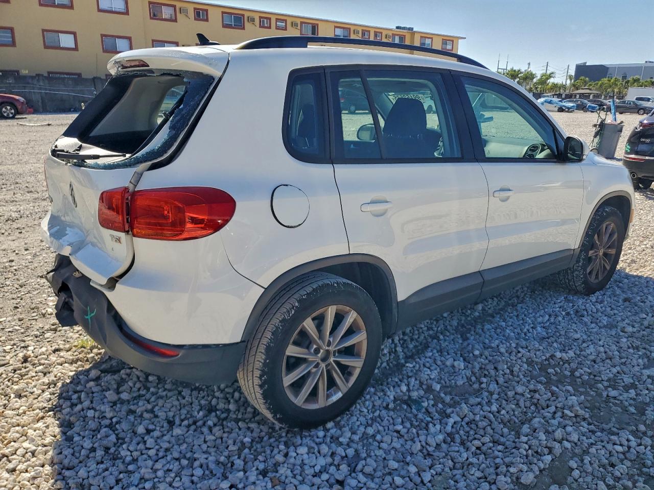 Volkswagen Tiguan S Image 9