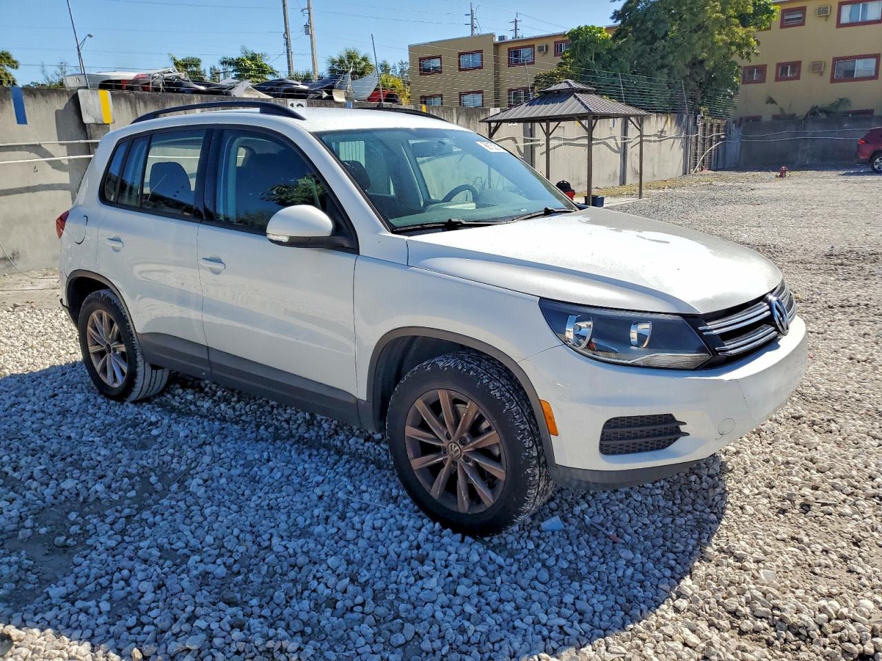Volkswagen Tiguan S Image 2