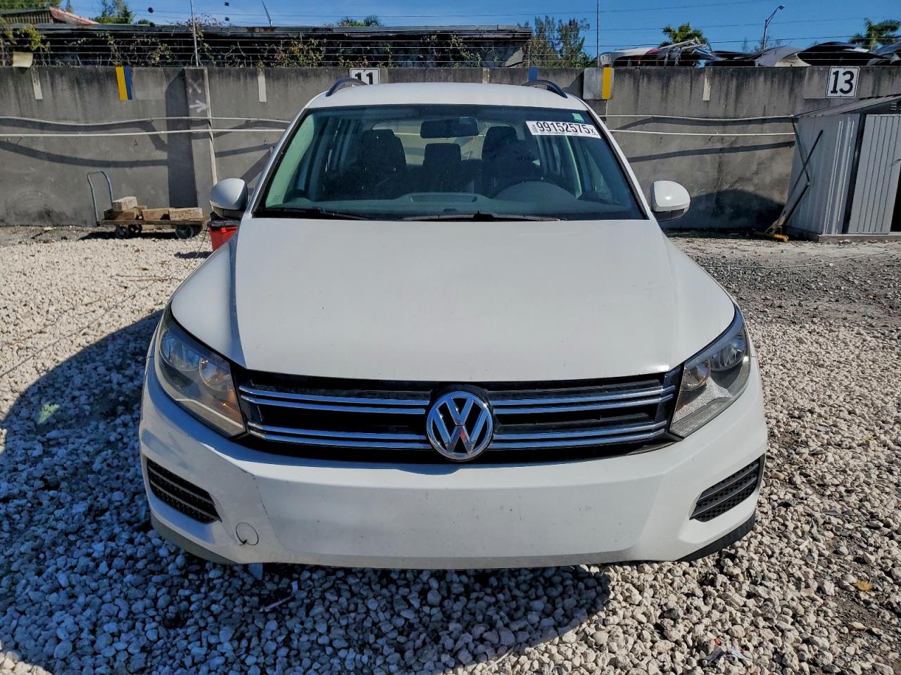 Volkswagen Tiguan S Image 5